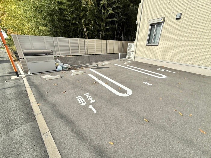 物件外観写真3　(駐車場)