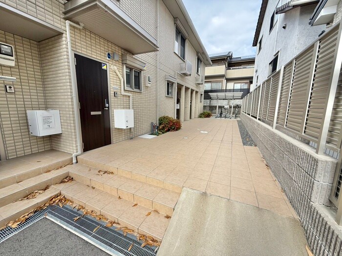 物件外観写真5　(エントランス部分)