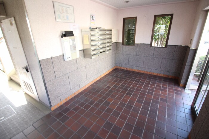 物件外観写真2　(エントランス部分)