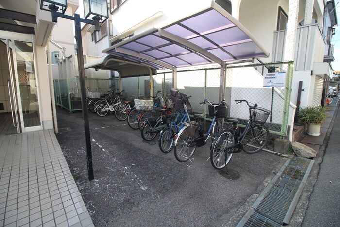 物件外観写真4　(駐輪場)