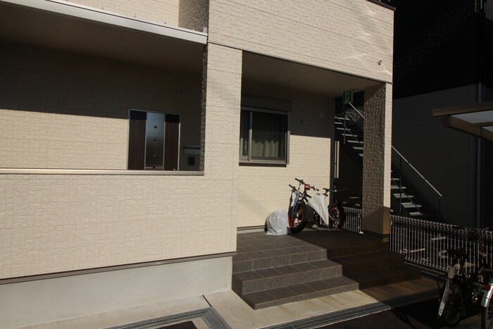物件外観写真2　(エントランス部分)