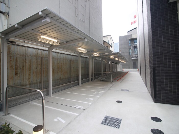 物件外観写真4　(バイク置き場)