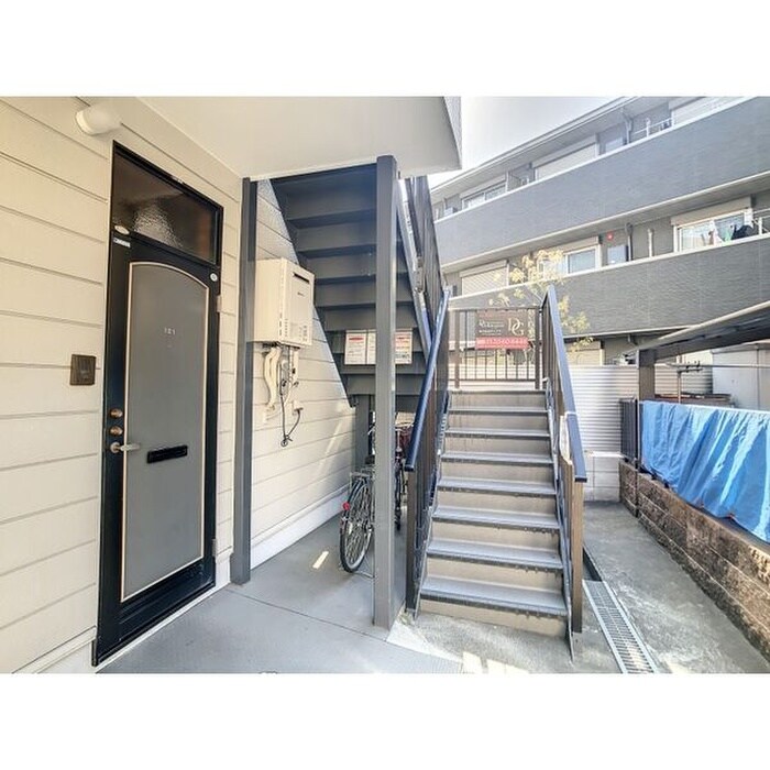 物件外観写真3　(エントランス部分)