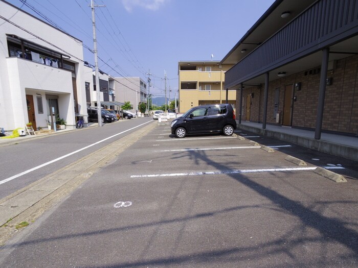 物件外観写真4　(駐車場)
