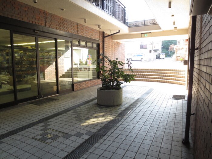 物件外観写真3　(エントランス部分)