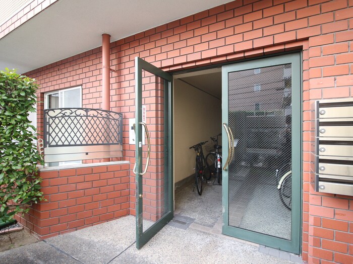 物件外観写真3　(エントランス部分)