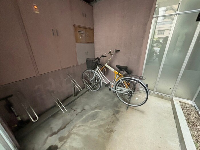 物件外観写真4　(駐輪場)