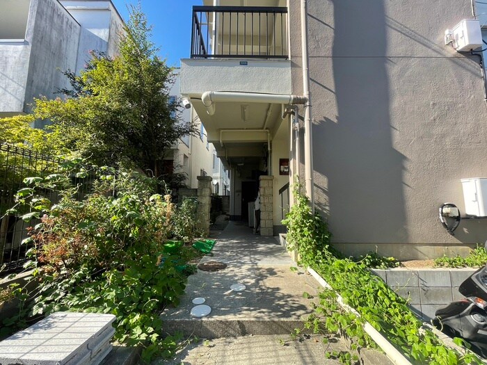 物件外観写真4　(エントランス部分)