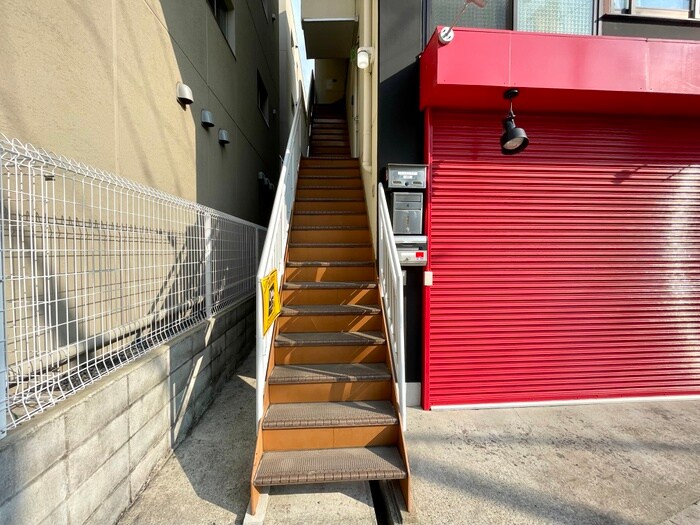 物件外観写真4　(エントランス部分)