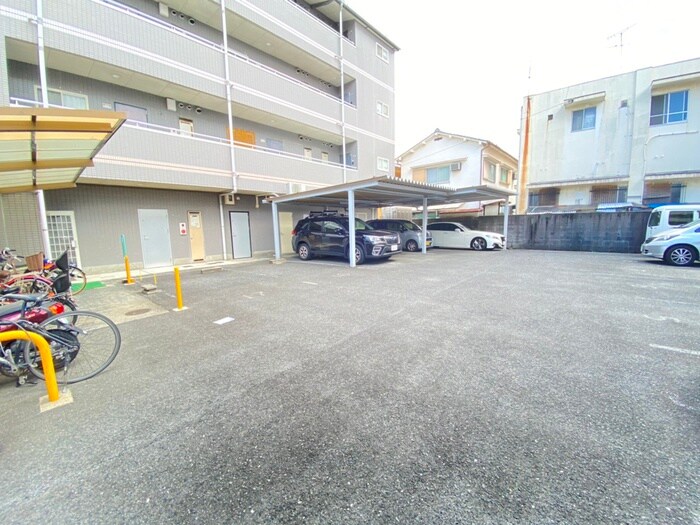 物件外観写真6　(駐車場)