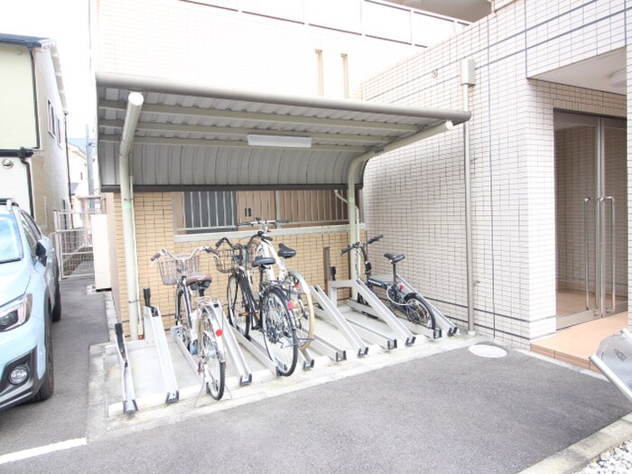 物件外観写真4　(駐輪場)