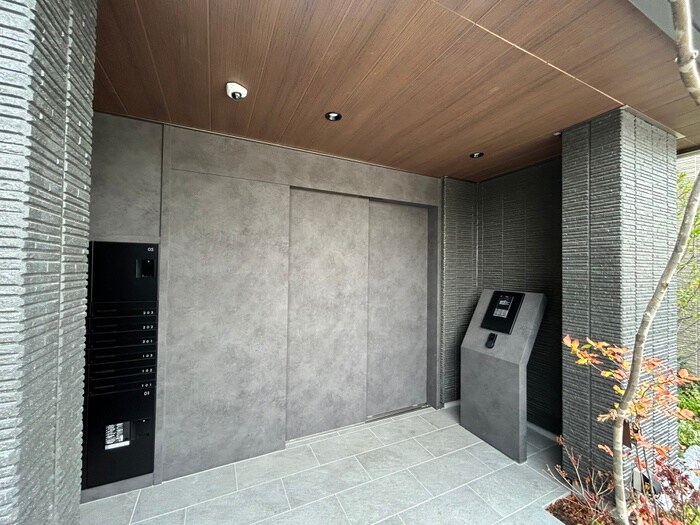 物件外観写真4　(エントランス部分)