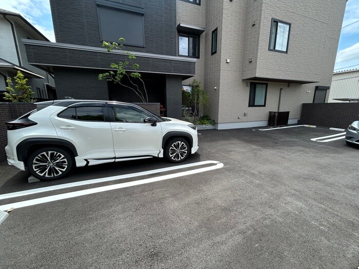 物件外観写真6　(駐車場)