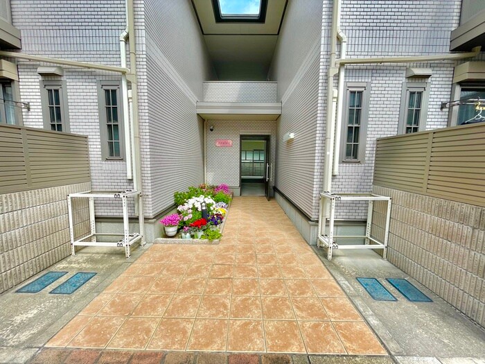 物件外観写真3　(エントランス部分)