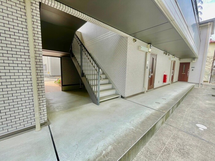 物件外観写真5　(エントランス部分)