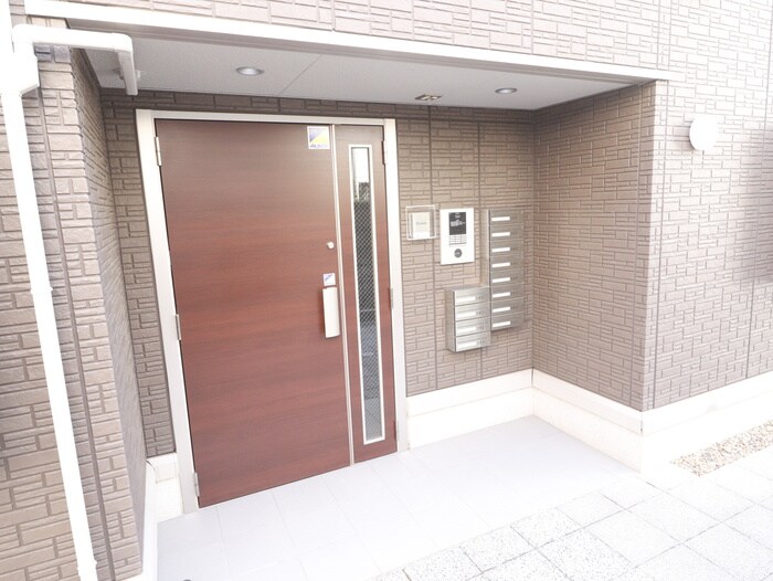 物件外観写真2　(エントランス部分)