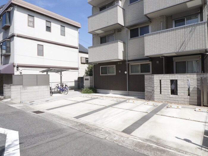 物件外観写真3　(駐車場)