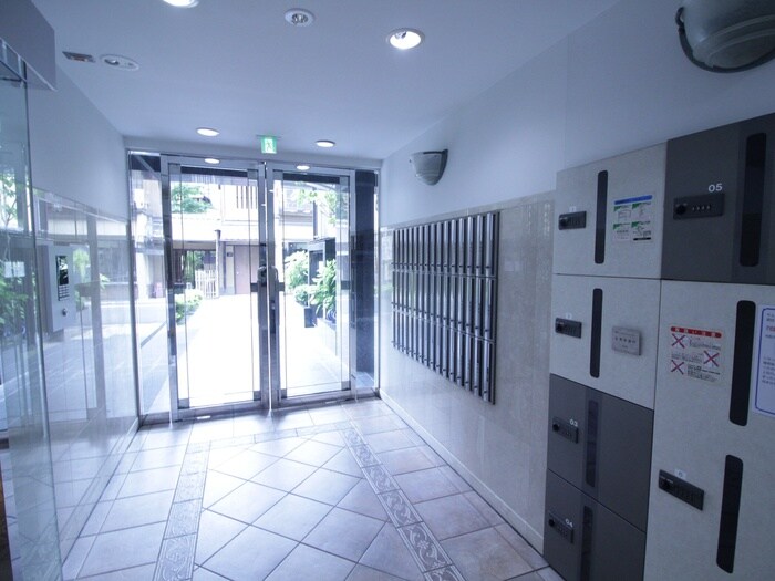 物件外観写真2　(エントランス部分)