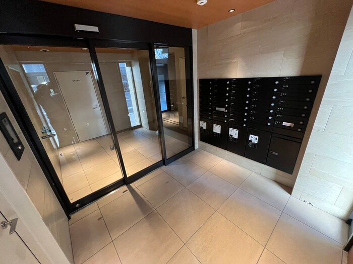 物件外観写真3　(エントランス部分)