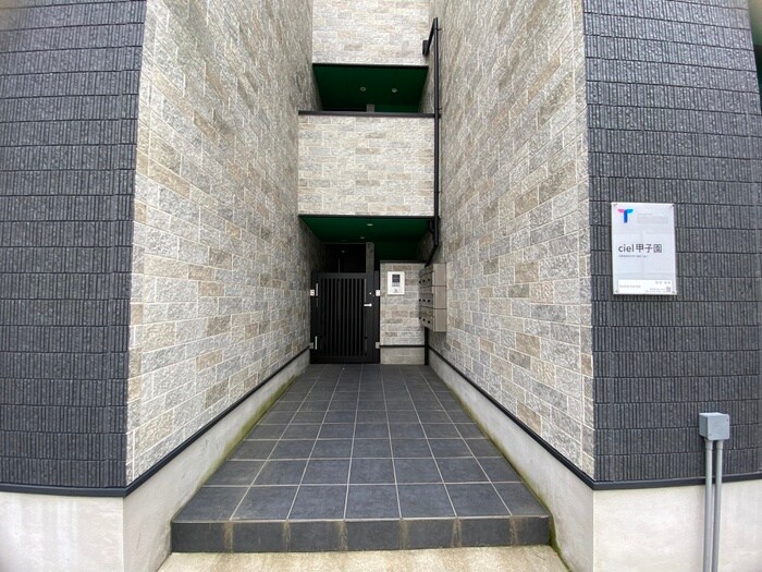 物件外観写真3　(エントランス部分)