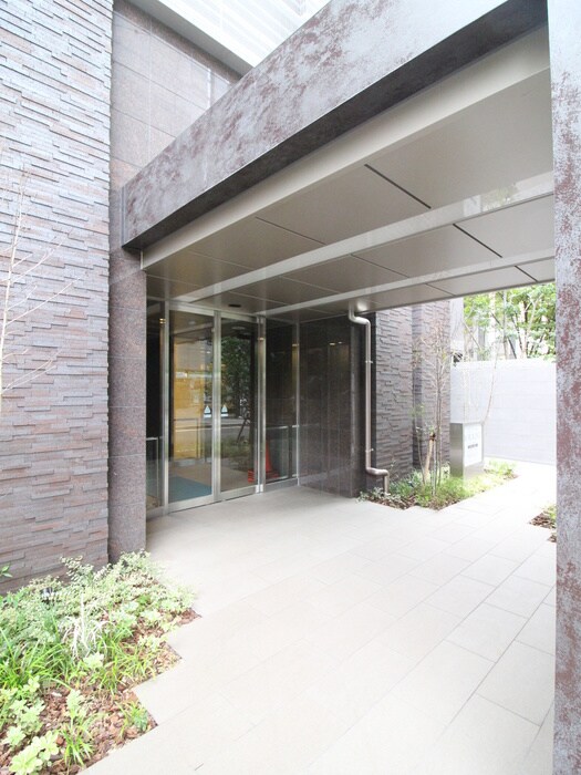 物件外観写真2　(エントランス部分)