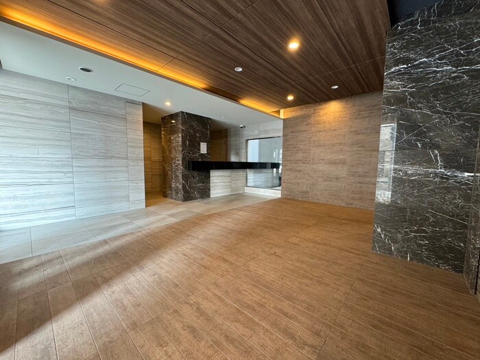 物件外観写真4　(エントランス部分)