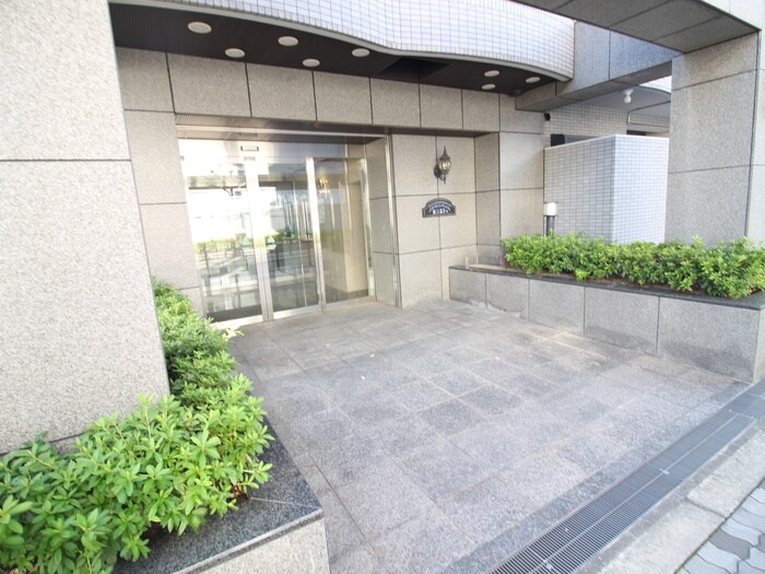 物件外観写真2　(エントランス部分)
