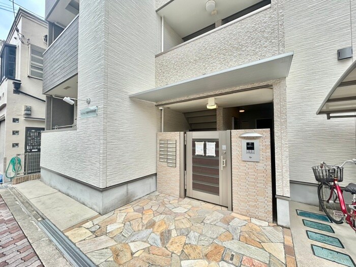 物件外観写真2　(エントランス部分)