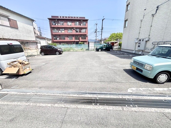 物件外観写真2　(駐車場)