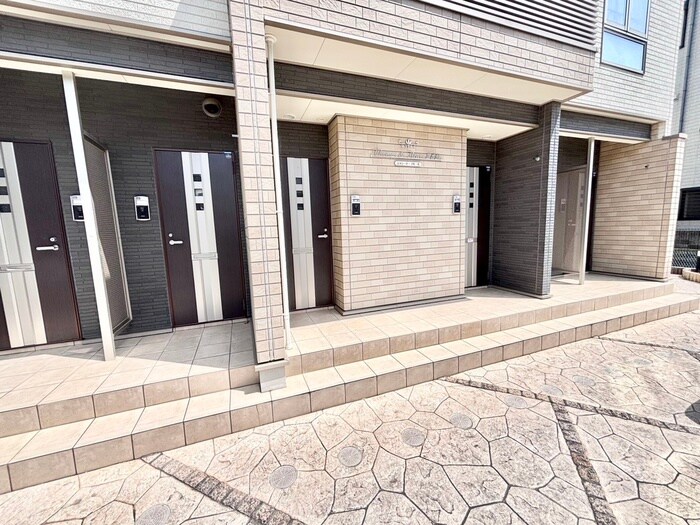 物件外観写真4　(エントランス部分)