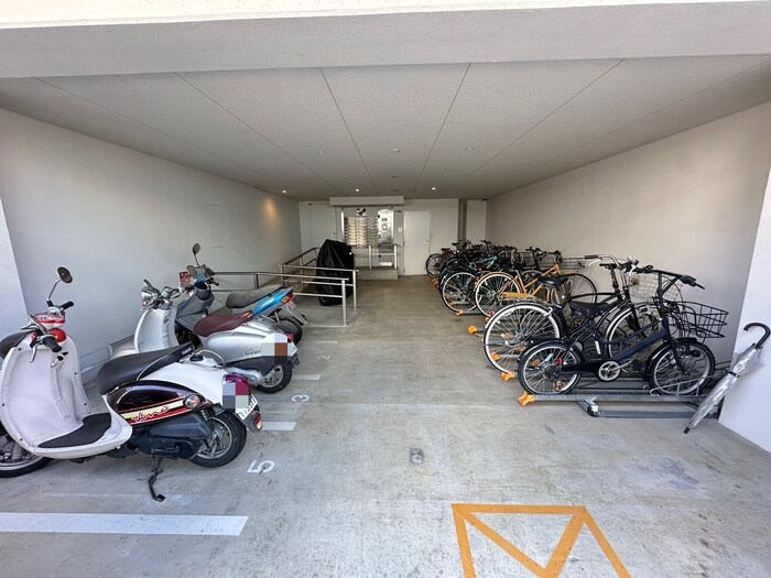 物件外観写真4　(バイク置き場)
