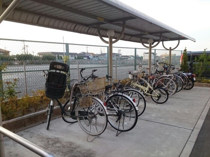 物件外観写真4　(駐輪場)