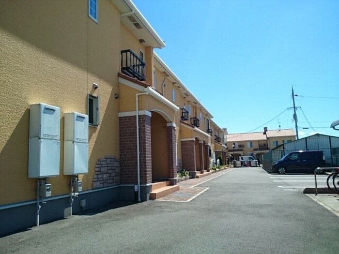 物件外観写真5　(駐車場)