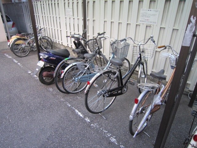 物件外観写真3　(駐輪場)
