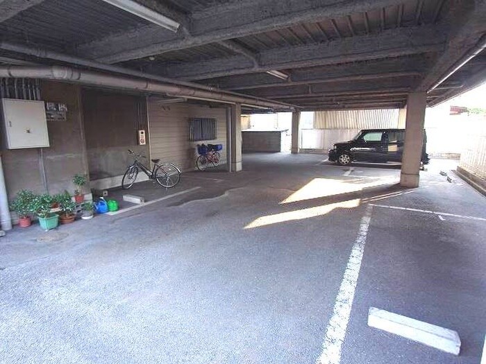 物件外観写真6　(駐車場)