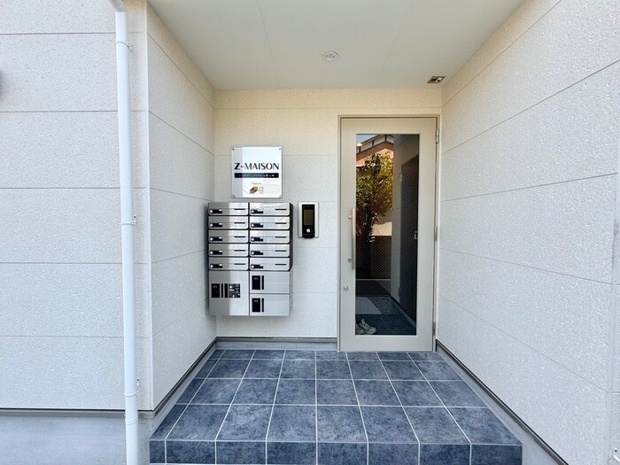 物件外観写真4　(エントランス部分)