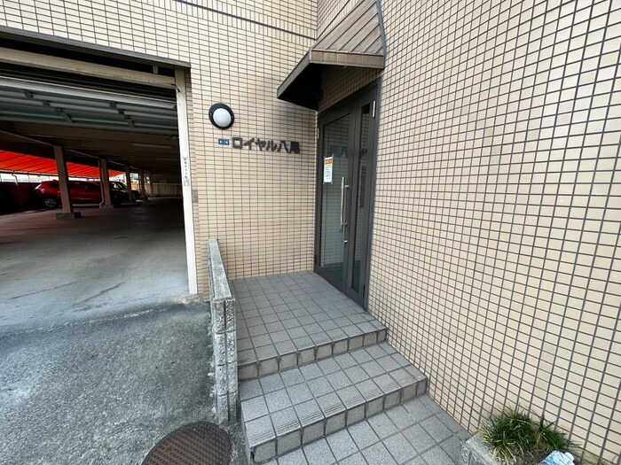 物件外観写真2　(エントランス部分)