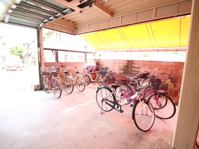物件外観写真4　(駐輪場)