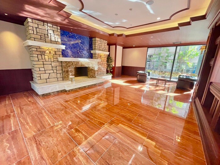 物件外観写真2　(エントランス部分)