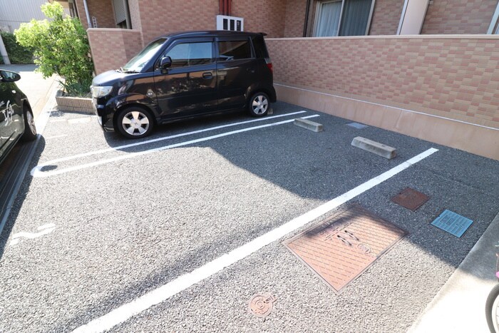 物件外観写真4　(駐車場)