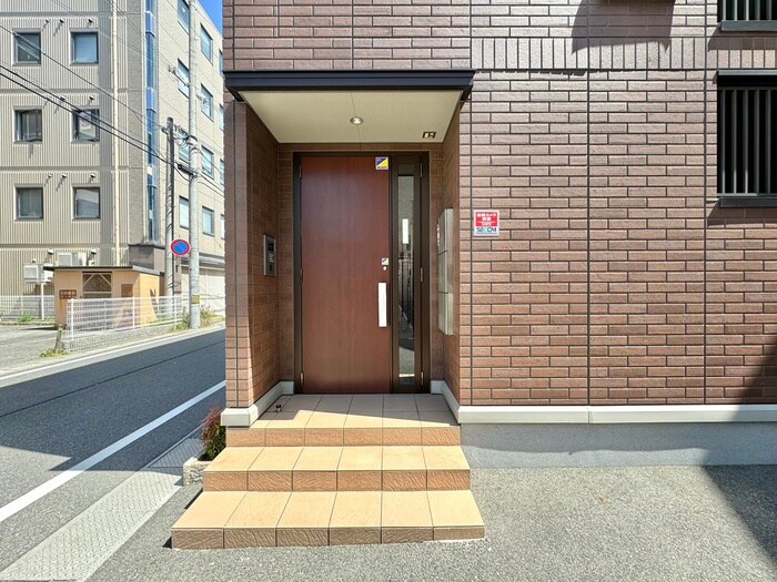 物件外観写真5　(エントランス部分)