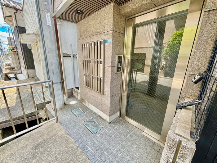 物件外観写真4　(エントランス部分)