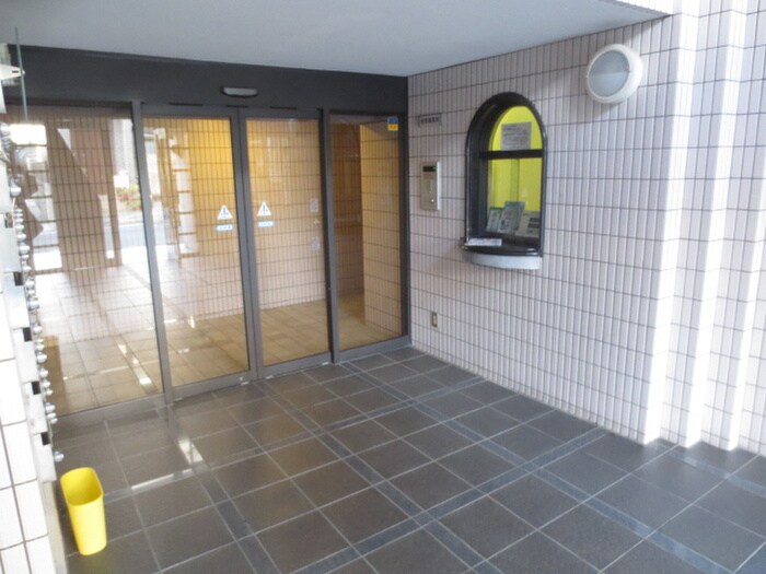 物件外観写真6　(エントランス部分)