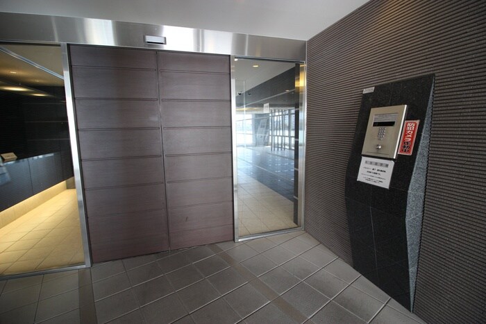 物件外観写真6　(エントランス部分)