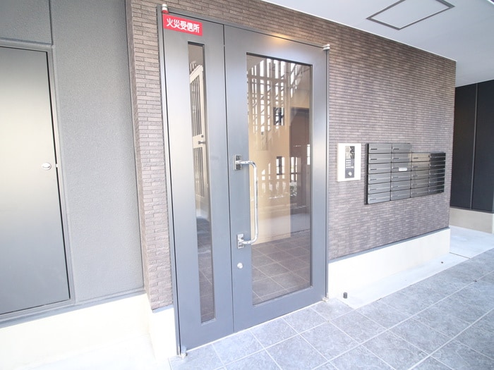 物件外観写真3　(エントランス部分)