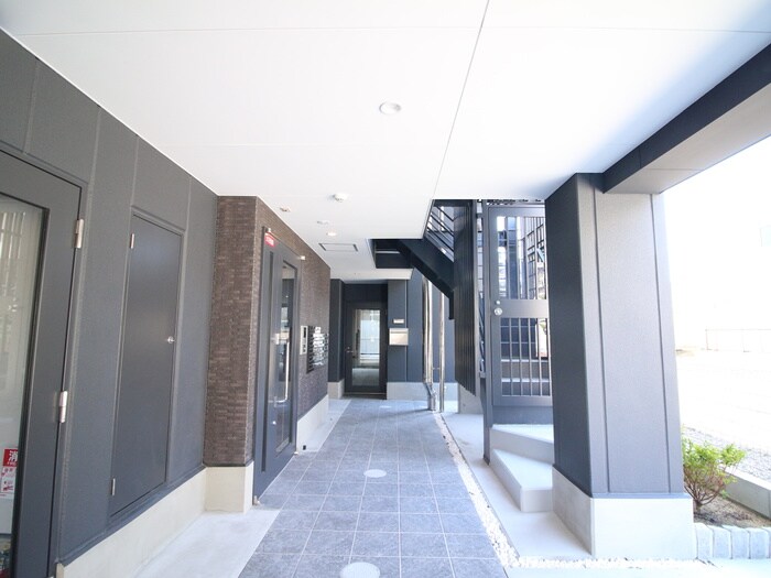 物件外観写真4　(エントランス部分)