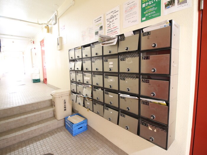 物件外観写真6　(エントランス部分)