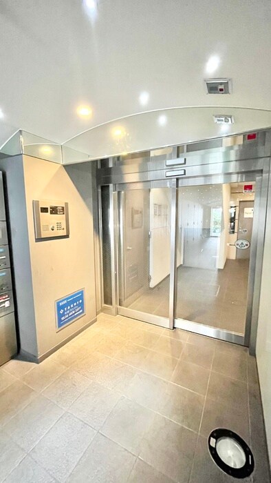 物件外観写真2　(エントランス部分)