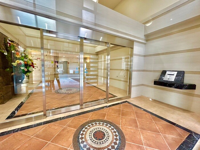 物件外観写真3　(エントランス部分)