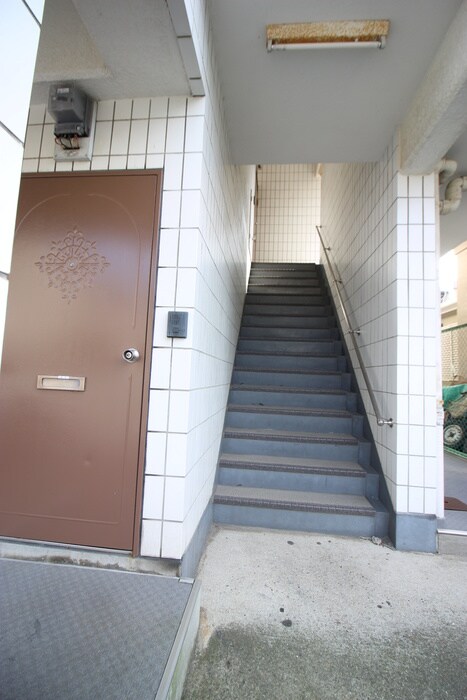 物件外観写真4　(エントランス部分)